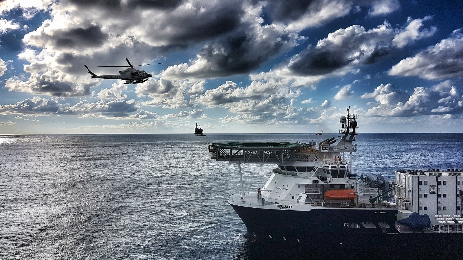 Buque de apoyo offshore frente a una plataforma
